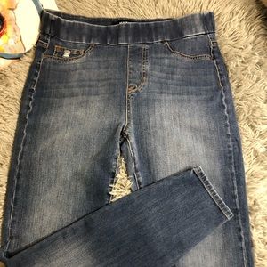 Realm Denim woman’s pull on jeans Size 28